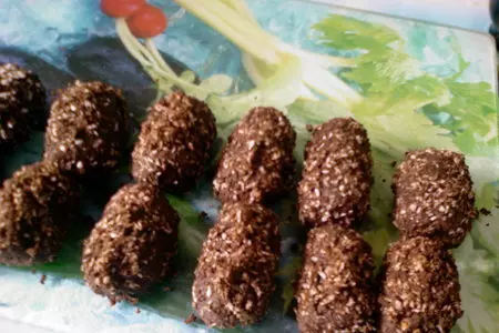 Пирожное "картошка" из пасхальной крошки.: шаг 4