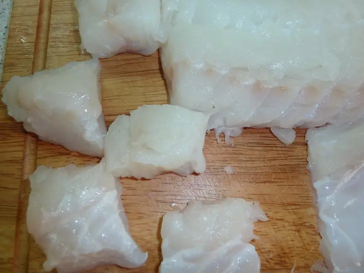Рыбные шашлычки в йогуртовом маринаде ( любителям и нелюбителям рыбы рекомендуется): шаг 1