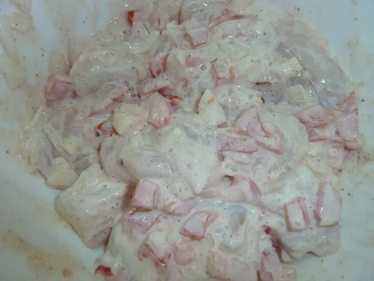 Рыбные шашлычки в йогуртовом маринаде ( любителям и нелюбителям рыбы рекомендуется): шаг 4