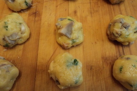 Пончики из заварного теста с сыром и грибами.: шаг 3