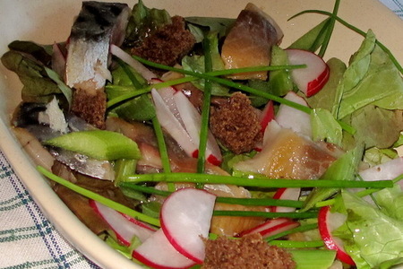 Салат из  копченой скумбрии с ревенем: шаг 1