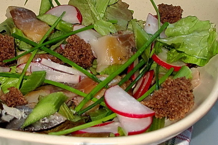 Салат из  копченой скумбрии с ревенем: шаг 2