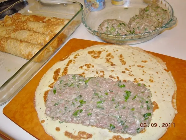 Нежные  блинные рулетики с мясной начинкой: шаг 3