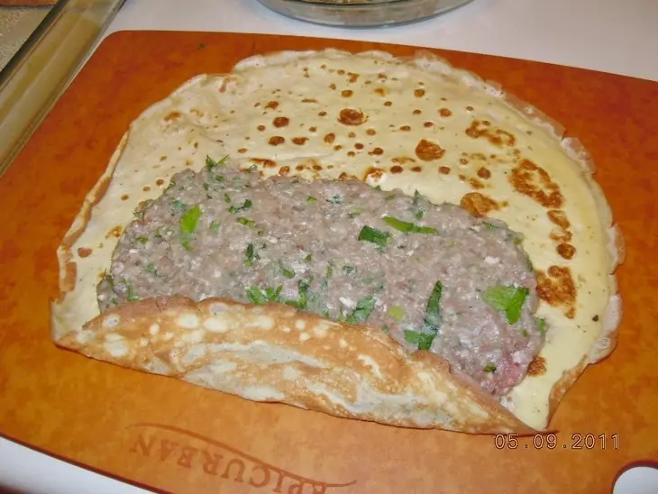 Нежные  блинные рулетики с мясной начинкой: шаг 4
