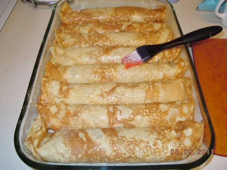 Нежные  блинные рулетики с мясной начинкой: шаг 5