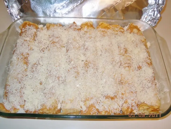 Нежные  блинные рулетики с мясной начинкой: шаг 6