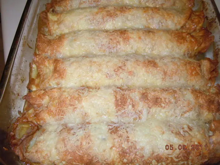 Нежные  блинные рулетики с мясной начинкой: шаг 7