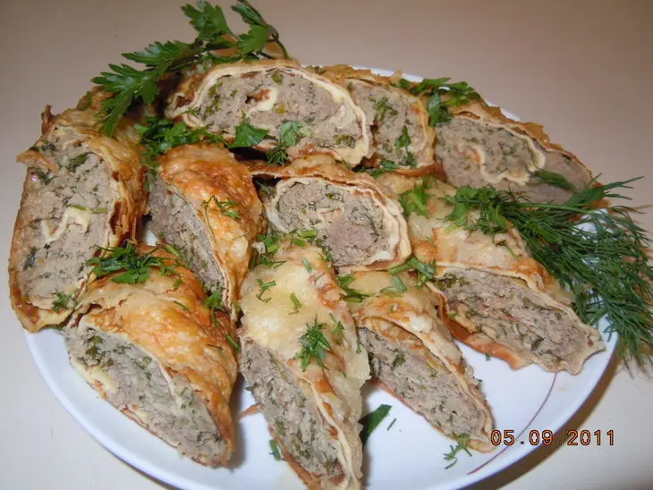 Нежные  блинные рулетики с мясной начинкой: шаг 9