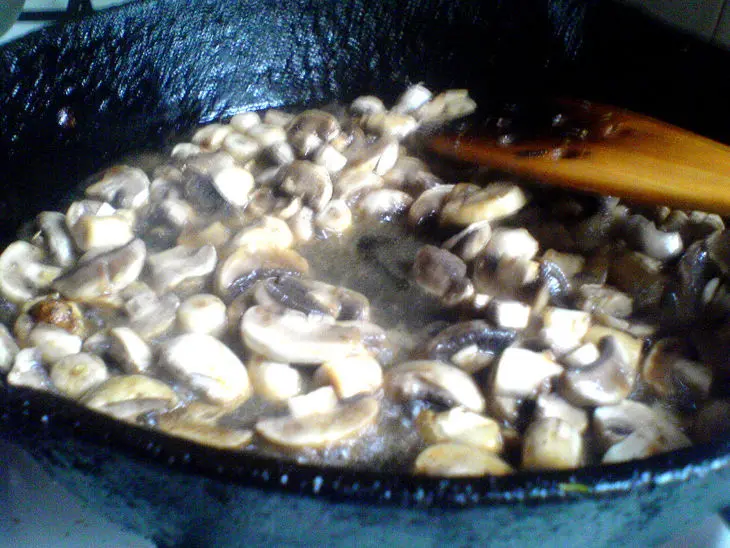 Тёплый салат с курицей и грибами: шаг 3