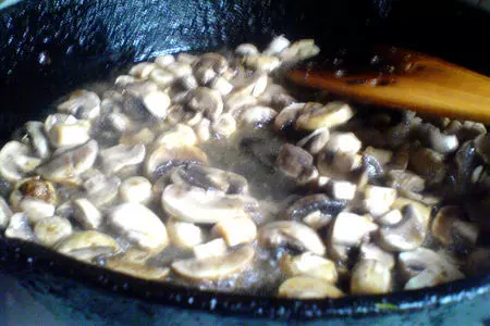 Тёплый салат с курицей и грибами: шаг 3