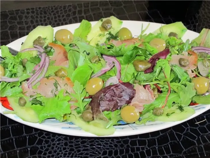 Салат с осетриной маслинами и каперсами.: шаг 1