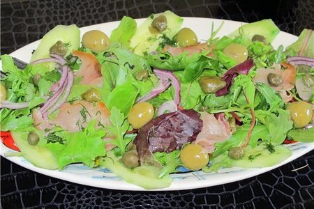 Салат с осетриной маслинами и каперсами.: шаг 1