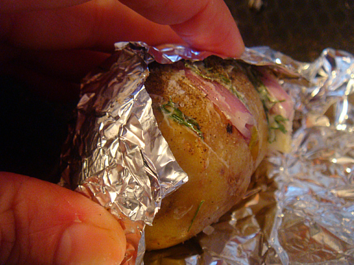 Картошка-гармошка с маринованным луком: шаг 2