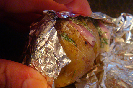 Картошка-гармошка с маринованным луком: шаг 2