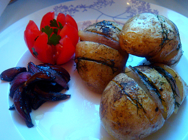 Картошка-гармошка с маринованным луком: шаг 4