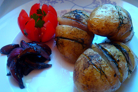 Картошка-гармошка с маринованным луком: шаг 4