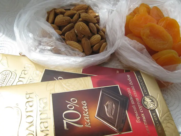 Курага с миндалём в шоколаде (apricot chocolates).: шаг 1