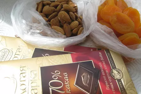 Курага с миндалём в шоколаде (apricot chocolates).: шаг 1