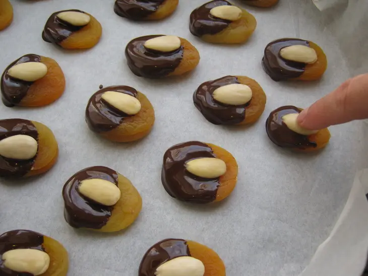 Курага с миндалём в шоколаде (apricot chocolates).: шаг 2