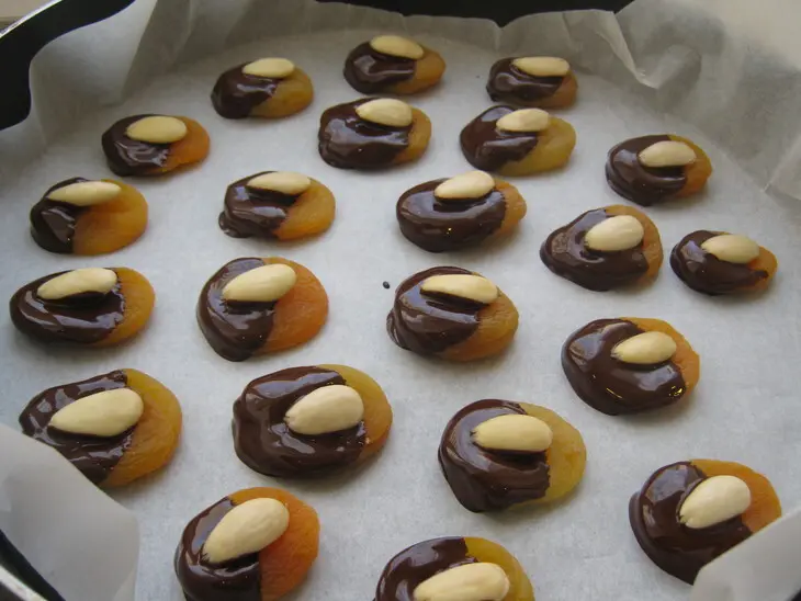 Курага с миндалём в шоколаде (apricot chocolates).: шаг 3