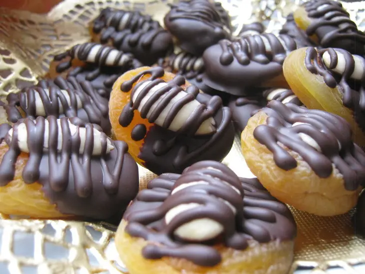 Курага с миндалём в шоколаде (apricot chocolates).: шаг 6