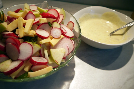 Весенний салат с редиской и яблоком: шаг 2