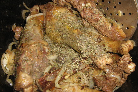 Утка тушёная с луком и тимьяном: шаг 4