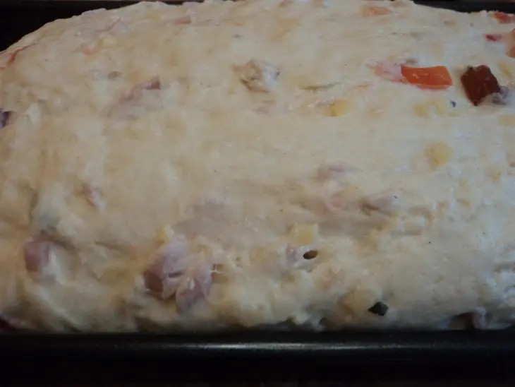 Пикантный хлеб с ветчиной, сыром, помидорами и базиликом.: шаг 5