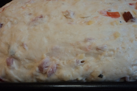 Пикантный хлеб с ветчиной, сыром, помидорами и базиликом.: шаг 5