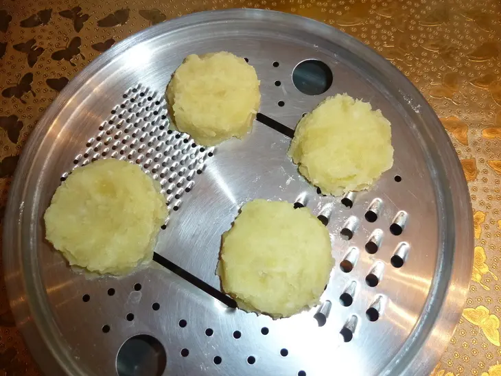 Рыбные розочки с картофелем на пару: шаг 6