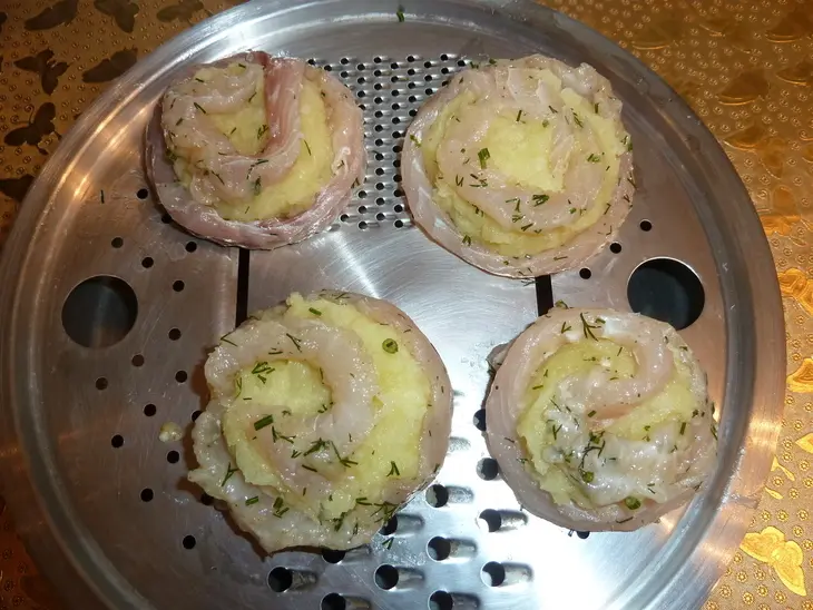 Рыбные розочки с картофелем на пару: шаг 7