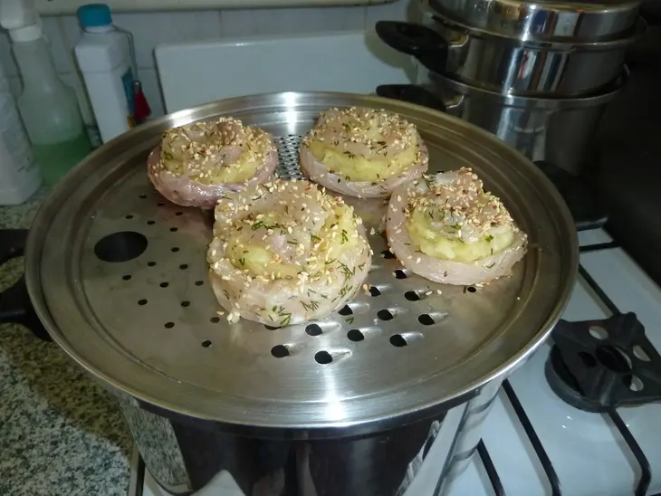 Рыбные розочки с картофелем на пару: шаг 8