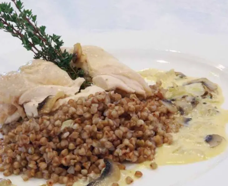 Куриная грудка, фаршированная грибами, с паровой гречкой: шаг 1