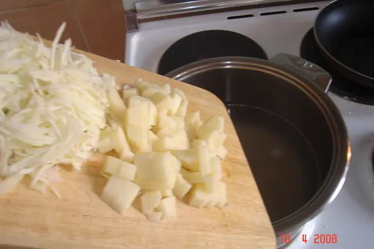 Борщ с черносливом и сырными плюшками: шаг 3