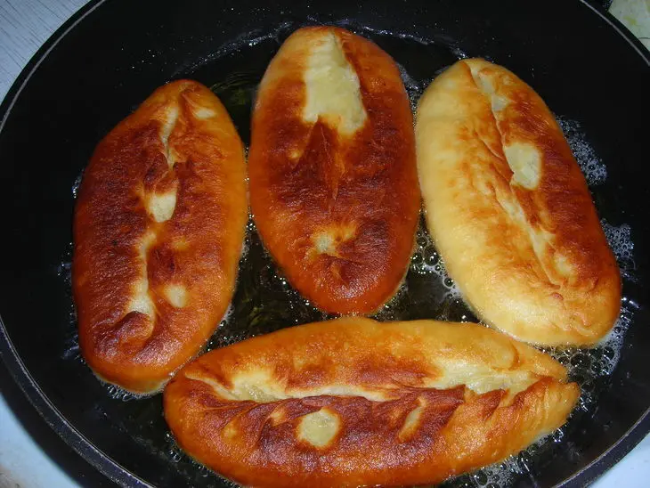 Жареные пирожки с картошкой и печёнкой: шаг 7