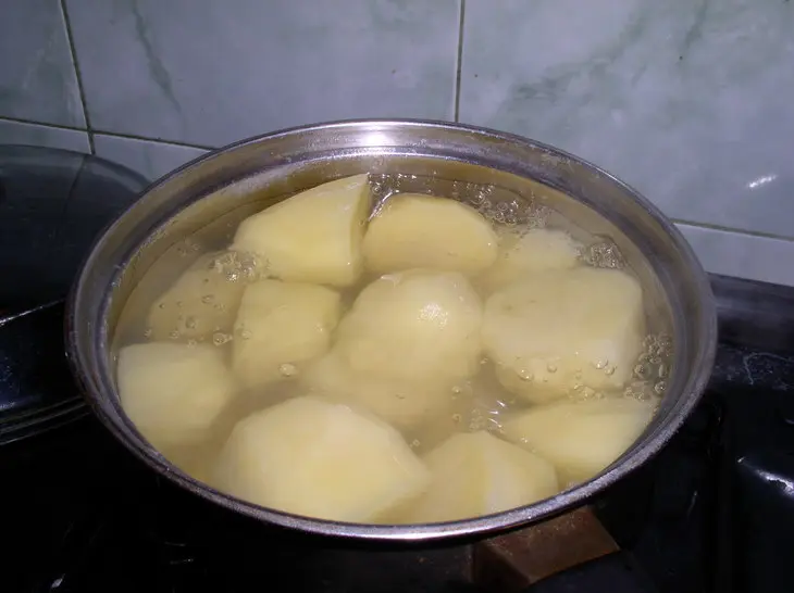 Картофельные пирожки со шпротами: шаг 1