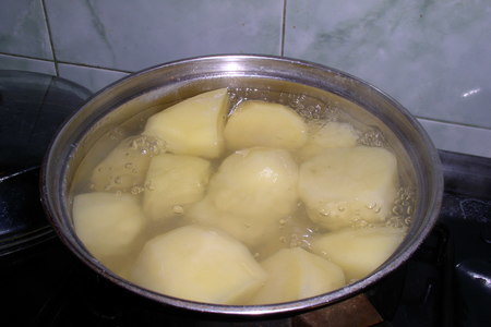 Картофельные пирожки со шпротами: шаг 1