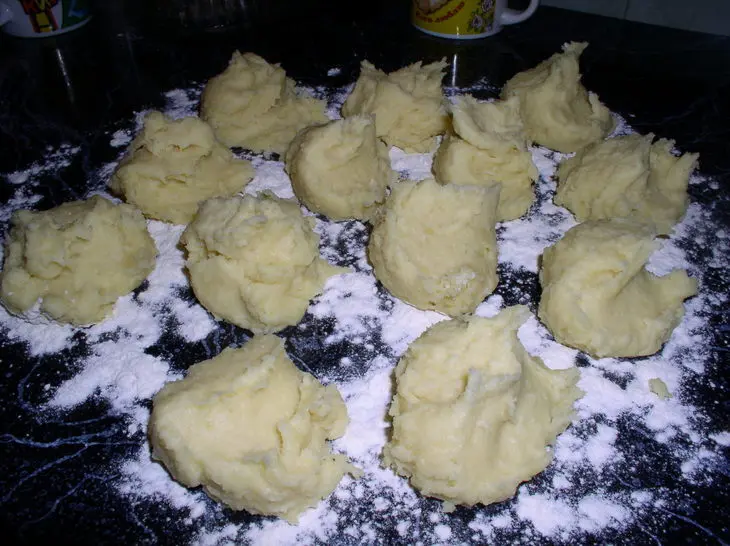 Картофельные пирожки со шпротами: шаг 3