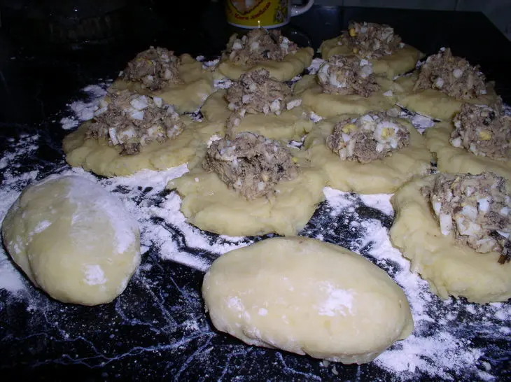 Картофельные пирожки со шпротами: шаг 4