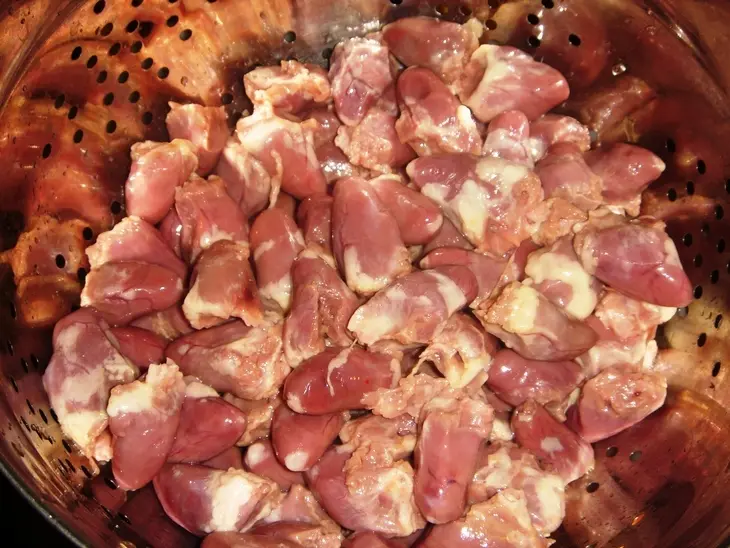 Куриные сердечки в сырном соусе: шаг 1