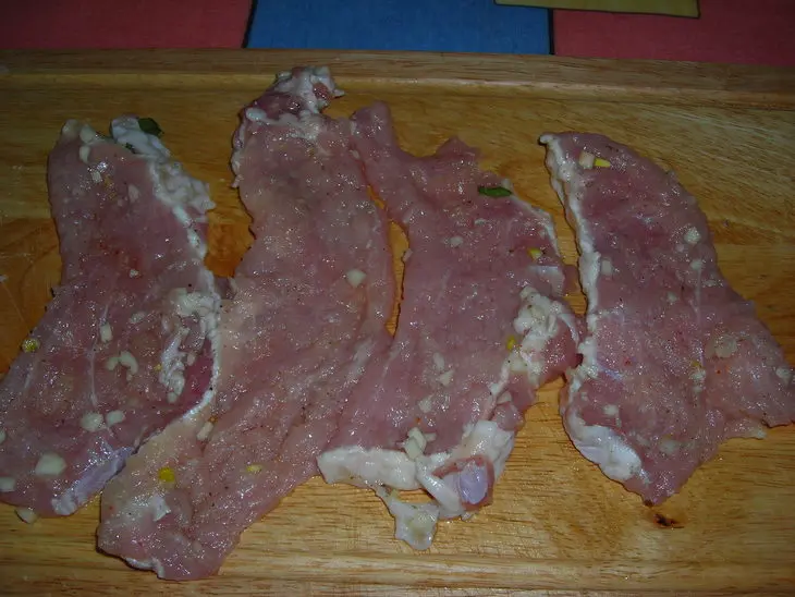 Мясо под картофельно - сырной шубой: шаг 2