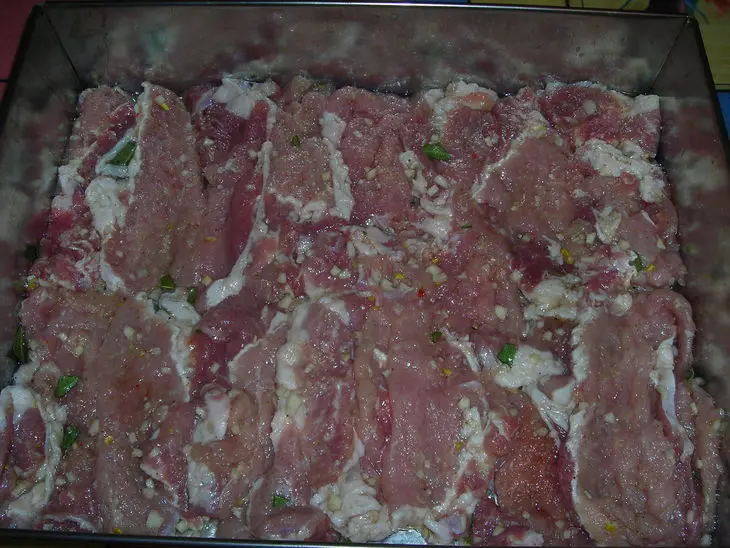 Мясо под картофельно - сырной шубой: шаг 3