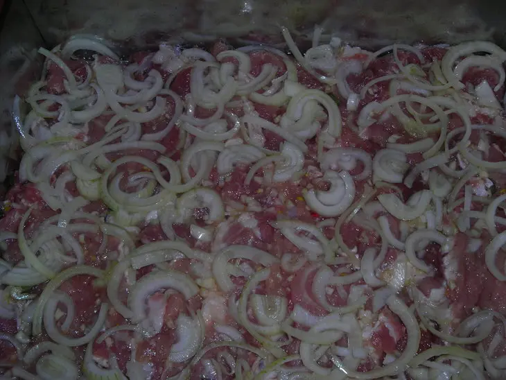 Мясо под картофельно - сырной шубой: шаг 4