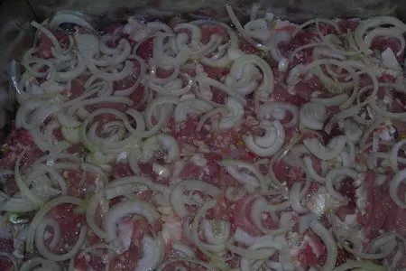 Мясо под картофельно - сырной шубой: шаг 4