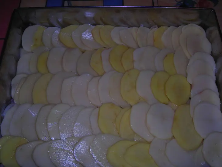 Мясо под картофельно - сырной шубой: шаг 5