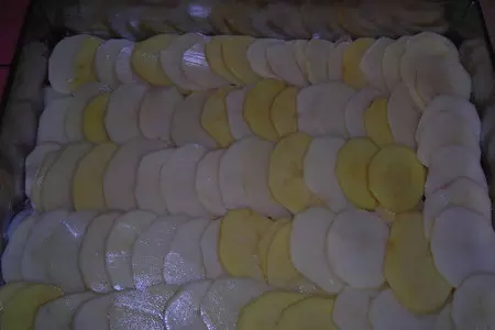 Мясо под картофельно - сырной шубой: шаг 5
