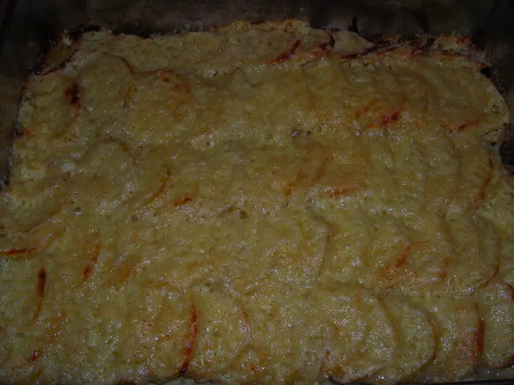 Мясо под картофельно - сырной шубой: шаг 8