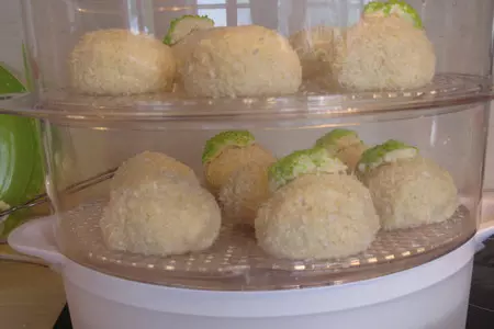 Ленивые вареники с клубникой,  на пару.: шаг 9