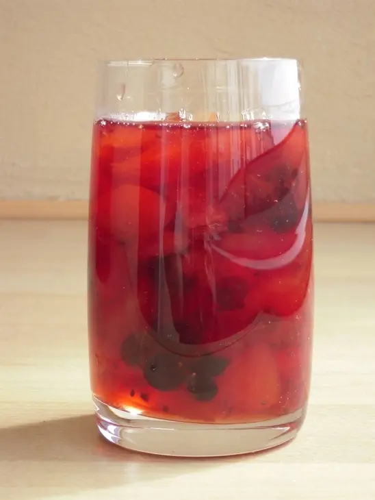 Клубника+абрикос+чёрная смородина: шаг 2