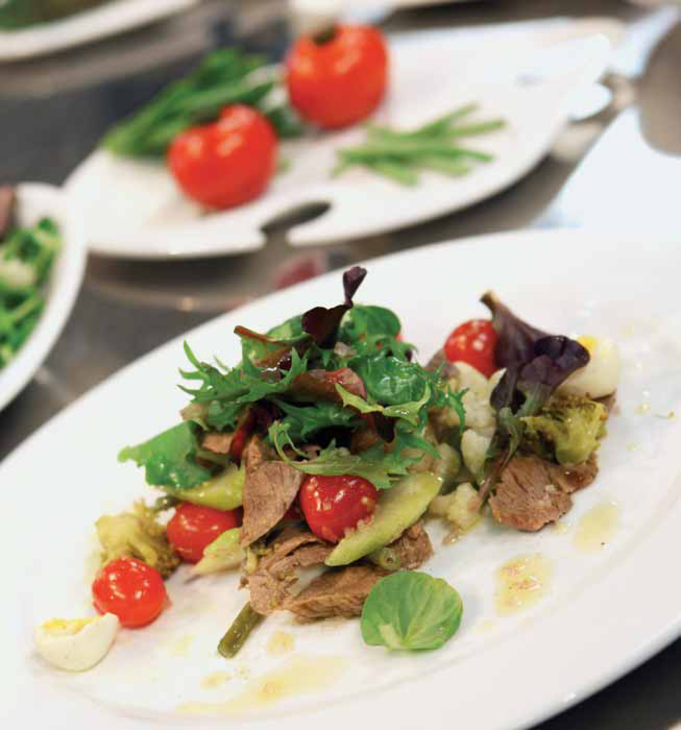 Осенний салат из говядины с отварными овощами, листьями салата и перепелиными яйцами: шаг 1
